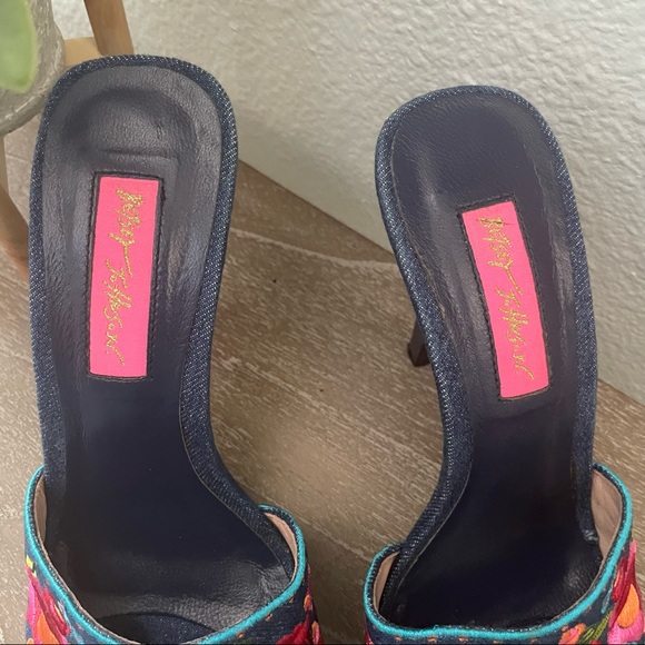 Betsey Johnson Floral embroidered denim fabric heels size 6 - Picture 4 of 10